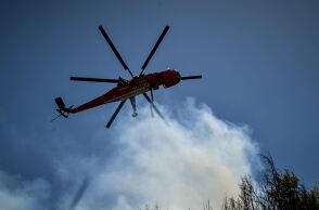 Ελικόπτερο επιχειρεί σε πυρκαγιά