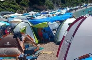Εύβοια: «Πνίγηκε» στις σκηνές η γνωστή παραλία «γαλάζια λίμνη» - Κατασκηνωτές συνωστίστηκαν για ελεύθερο κάμπινγκ το τριήμερο του Αγίου Πνεύματος