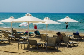 Παραλία με ξαπλώστρες
