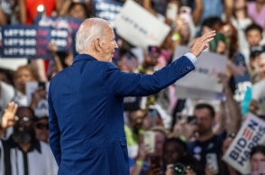 Ο πρόεδρος των ΗΠΑ, Τζο Μπάιντεν, με την πλάτη γυρισμένη στον φακό χαιρετά το πλήθος