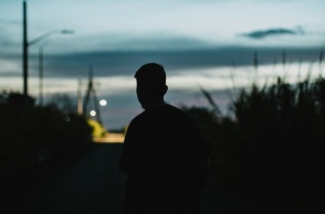 Σκιά νεαρού άνδρα