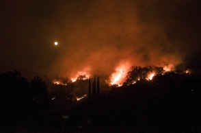 Φωτιά στην Κω: Απομάκρυνονται τουρίστες και κάτοικοι
