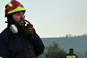 Πυροσβέστες επιχειρούν σε πυρκαγιά