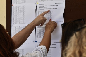 Γονείς και υποψήφιοι ενημερώνονται για τις βαθμολογίες των Πανελληνίων 2024 από τα ανηρτημένα αποτελέσματα σε σχολείο