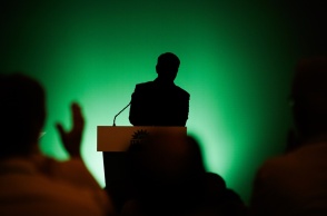 Σκιά ατόμου στο βήμα της Κεντρικής Επιτροπής του ΠΑΣΟΚ