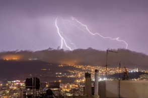 Κεραυνοί διαγράφονται στον νυχτερινό ουρανό της Θεσσαλονίκης