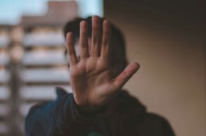 Χαλκιδική: Δύο ανήλικοι 13 και 15 ετών κατηγορούνται ότι παρενοχλούσαν σεξουαλικά 11χρονο και βιντεοσκοπούσαν τις πράξεις τους.