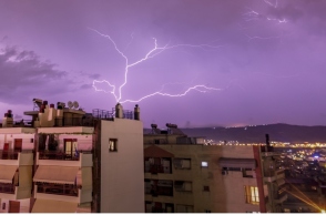 Κακοκαιρία: Βροχή στο κεντρο Αθηνας - Κεραυνοί και φωτιές στην Αττική