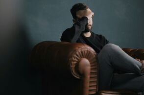 Θεσσαλονίκη: Χτύπησε με σιδερολοστό τον συγκάτοικό του επειδή τον ενοχλούσε η δυνατή μουσική που άκουγε - Καταδικάστηκε σε κάθειρξη 9,5 ετών και οδηγήθηκε στη φυλακή