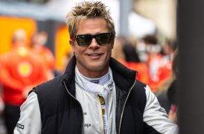 Μπραντ Πιτ: Με στολή πιλότου στο βρετανικό Γκραν Πρι - Είναι φανατικός οπαδός της Formula 1 - Θα υποδυθεί οδηγό στη νέα του ταινία. 