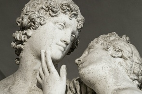 Δύο αγάλματα που τείνουν να φιληθούν