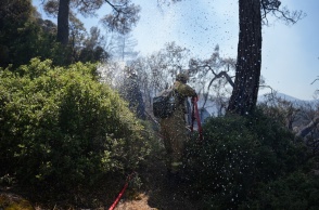 Πυροσβέστης κατά τη διάρκεια κατάσβεσης φωτιάς