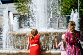 Παιδιά με τη μητέρα τους αναζητούν δροσιά στο συντριβάνι του Συντάγματος