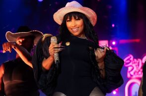 Η Νίκι Μινάζ ακύρωσε εμφάνισή της σε φεστιβάλ στη Ρουμανία για λόγους ασφάλειας - Εκφράστηκαν φόβοι για διαδηλώσεις στην περιοχή της συναυλίας στο Βουκουρέστι.