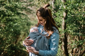 Μητέρα με το μωράκι της στο μάρσιπο