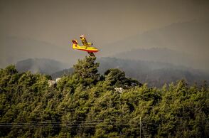 Πυροσβεστικό αεροπλάνο επιχειρεί σε φωτιά