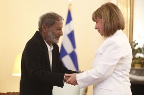 Η Κατερίνα Σακελλαροπούλου παρασημοφόρησε τον Σταύρο Ξαρχάκο