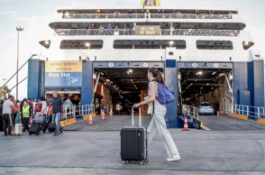 Ταξιδιώτες έτοιμοι να επιβιβαστούν σε καράβι στο λιμάνι του Πειραιά