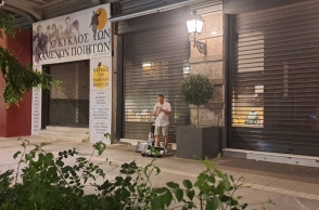 Tip Of The Day: Ανακαλύψτε τον τρομπετίστα Oleg Strekalov ως μουσικό του δρόμου στην οδό Πανεπιστημίου