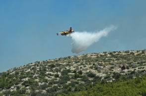 Πυροσβεστικό αεροσκάφος κατά τη διάρκεια κατάσβεσης