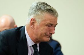 Ο Άλεκ Μπάλντουιν απαλλάχθηκε από τις κατηγορίες για τον θανάσιμο πυροβολισμό της Χαλίνα Χάτσινς - Ξέσπασε σε κλάματα στο άκουσμα της ετυμηγορίας.