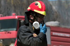 Φωτιά στο Καλαμάκι Κορίνθου: Απαγορεύτηκε η κυκλοφορία των τρένων του προαστιακού με εντολή της Πολιτικής Προστασίας.