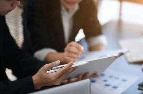 Έκθεση ΟΟΣΑ: Η μεγαλύτερη μείωση στην ανασφάλεια της εργασίας από το 2015 έως το 2022 σημειώθηκε στην Ελλάδα - Τα στοιχεία για μισθούς και απασχόληση.