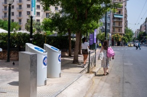 Βυθιζόμενοι κάδοι του δήμου Αθηναίων σε δρόμο στο κέντρο της πόλης