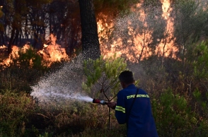 Πυροσβέστης επιχειρεί σε πυρκαγιά