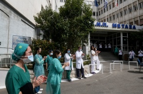 Εργαζόμενοι στο νοσοκομείο «Μεταξά» έξω από το κτίριο