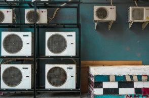 Εξωτερικές μονάδες κλιματιστικού σε τοίχο