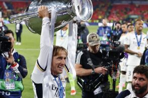 Λούκα Μόντριτς: Ανανέωσε το συμβόλαιό του με τη Ρεάλ Μαδρίτης έως το 2025 - Θα γίνει ο γηραιότερος παίκτης στην ιστορία του συλλόγου.