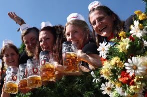 Μόναχο: Μπιραρία χωρίς αλκοόλ στην έδρα του Oktoberfest - Απόπειρα αλλαγής της εικόνας της πόλης - Σε πτωτική πορεία η κατανάλωση μπίρας στη Γερμανία.