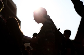 Μαθήτρια με το βιβλίο ανά χείρας λίγο πριν γράψει Πανελλήνιες