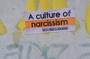 Μήπως μωρέ είναι λίγο νάρκισσος;