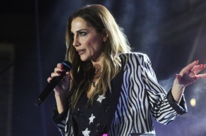 Δέσποινα Βανδή: Προσβολή να τραγουδήσω με φόντο αφίσα του Κεμάλ