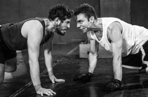 «Τα Σκυλιά»: Εντυπώσεις από τη θεατρική παράσταση που σκηνοθετεί ο Ανέστης Αζάς στην Πειραιώς 260.