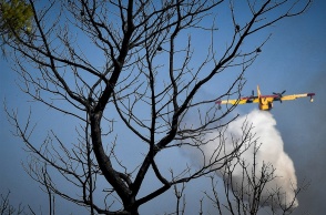 Αεροσκάφος της Πυροσβεστικής επιχειρεί για την κατάσβεση φωτιάς