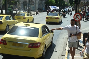Ταξί και άτομο που σηκώνει το χέρι του για να καλέσει ταξί