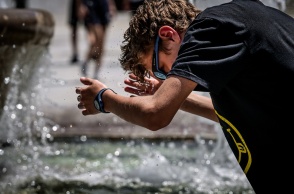 Πολίτης στο σιντριβάνι του Συντάγματος απολαμβάνει στιγμές δροσιάς