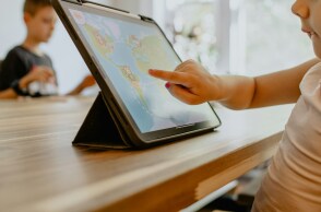 Παιδί μπροστά στην οθόνη tablet