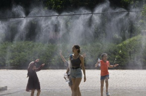 Παιδιά και μεγαλύτεροι πολίτες δροσίζονται εν μέσω καύσωνα