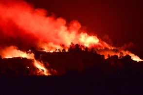 Καλιφόρνια: Μαίνεται η τεράστια πυρκαγιά στις ΗΠΑ