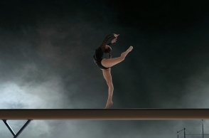 Κοπέλα κάνει ενόργανη