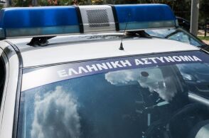 Σαρωνίδα: 22χρονος μαχαίρωσε την σύντροφό του μετά από καβγά - Σοβαρά τραυματισμένη νοσηλεύεται η κοπέλα - Κλήθηκαν για κατάθεση συγγενικά πρόσωπα.