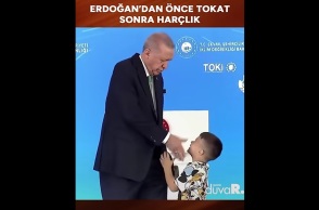 Ο Ρετζέπ Ταγίπ Ερντογάν χαστούκι αγοράκι που δεν του φίλησε το χέρι