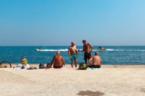 Συνταξιούχοι στην παραλία