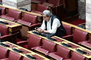 Παύλος Πολάκης στα άδεια έδρανα της Βουλής