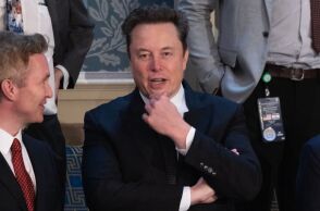 Ο Έλον Μασκ κατηγορείται ότι διαδίδει ψέματα - Αναδημοσίευσε deepfake βίντεο της Κάμαλα Χάρις στο X - Έχει ταχθεί υπέρ της υποψηφιότητας Τραμπ. 