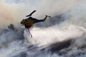 Ελικόπτερο επιχειρεί σε πυρκαγιά